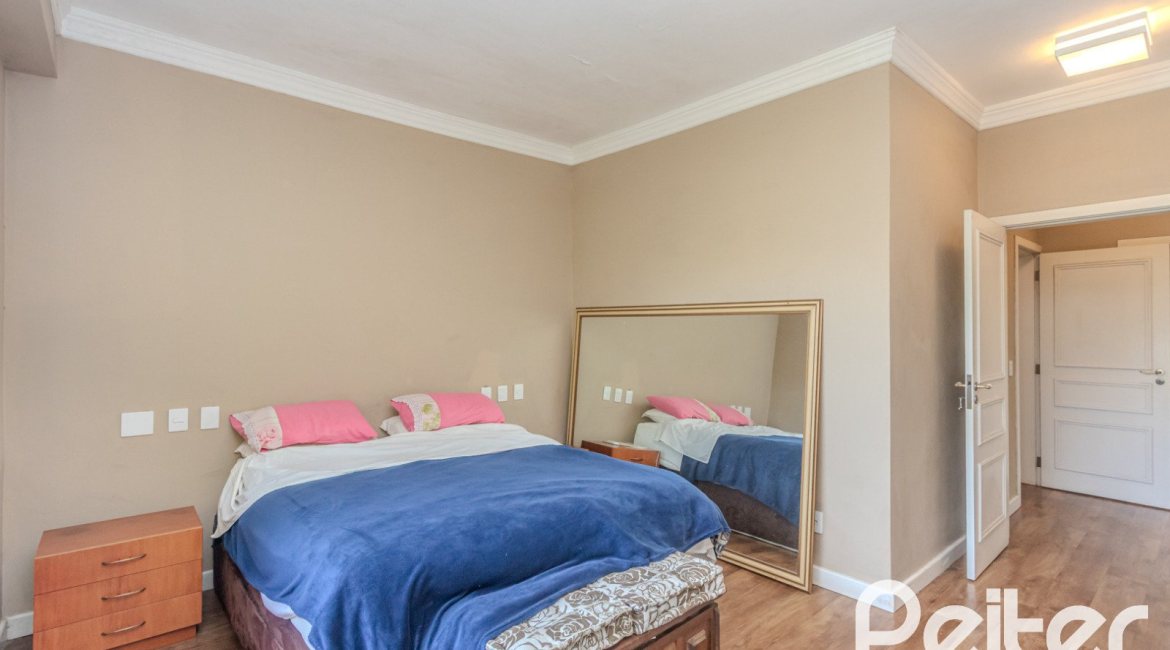 Casa à venda com 450m², 4 dormitórios, 3 suítes, 5 vagas, no bairro Vila Conceição em Porto Alegre