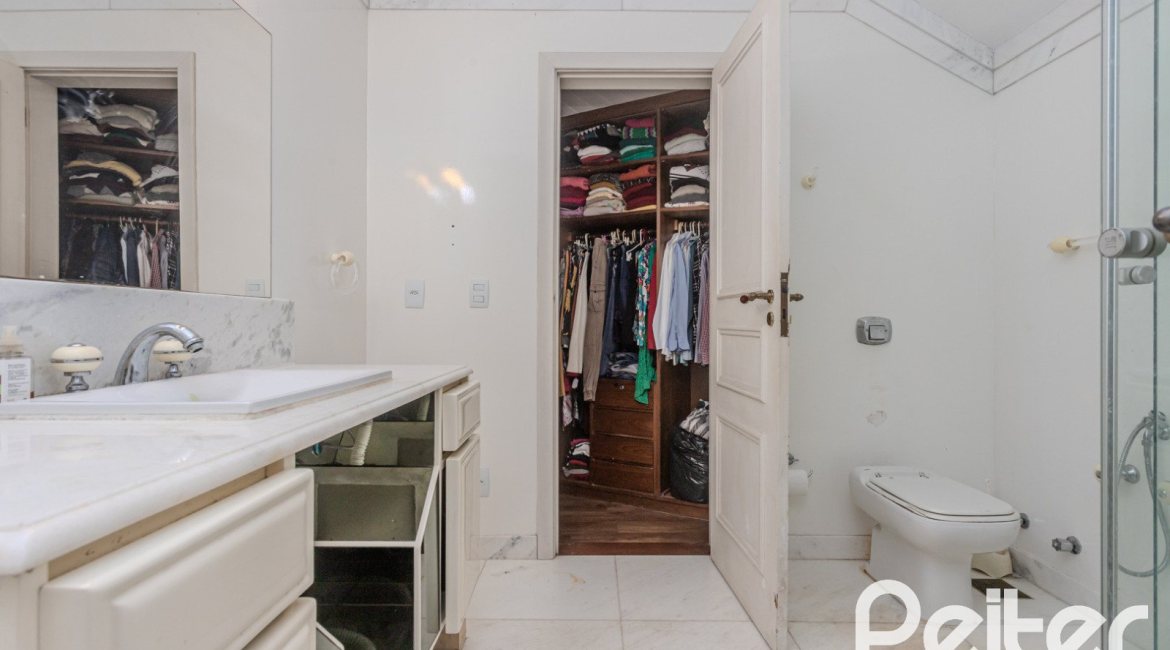 Casa à venda com 450m², 4 dormitórios, 3 suítes, 5 vagas, no bairro Vila Conceição em Porto Alegre