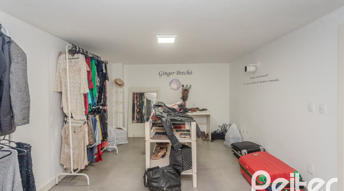 Casa à venda com 450m², 4 dormitórios, 3 suítes, 5 vagas, no bairro Vila Conceição em Porto Alegre