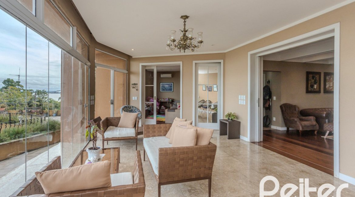 Casa à venda com 450m², 4 dormitórios, 3 suítes, 5 vagas, no bairro Vila Conceição em Porto Alegre