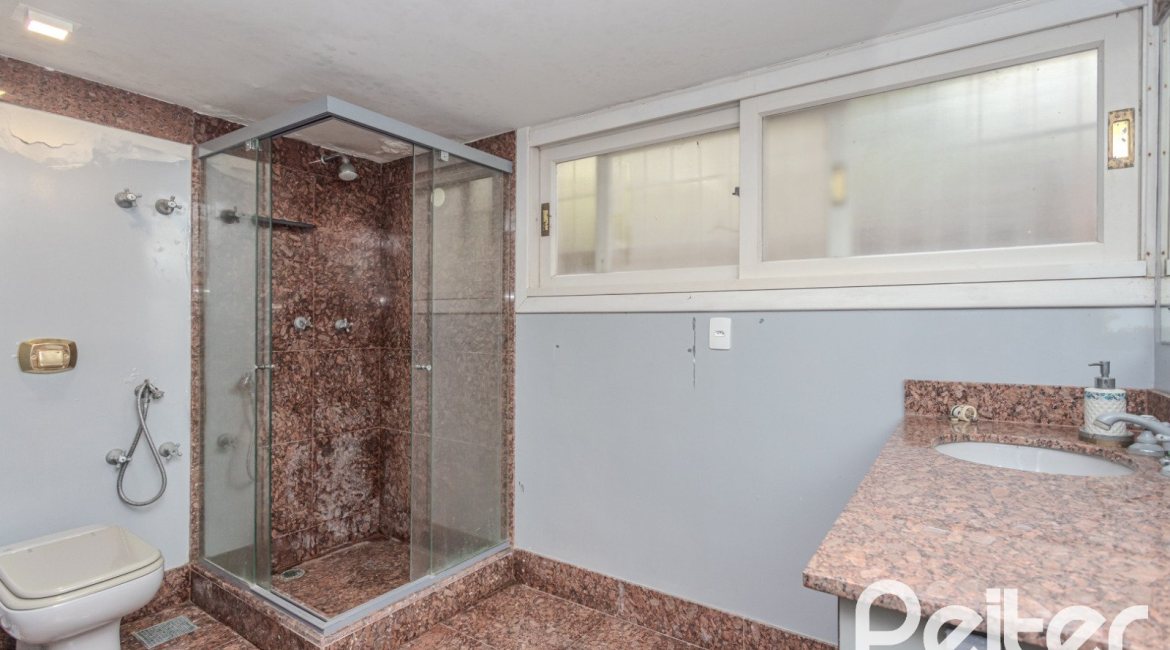 Casa à venda com 450m², 4 dormitórios, 3 suítes, 5 vagas, no bairro Vila Conceição em Porto Alegre