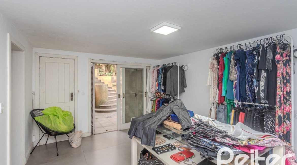 Casa à venda com 450m², 4 dormitórios, 3 suítes, 5 vagas, no bairro Vila Conceição em Porto Alegre