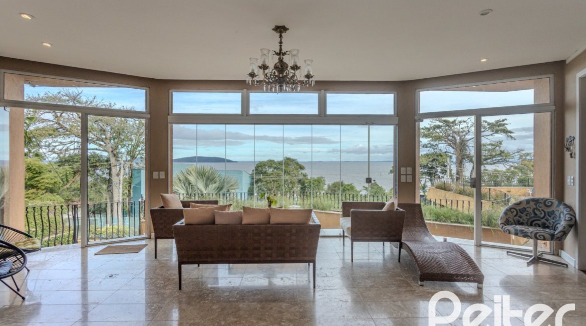 Casa à venda com 450m², 4 dormitórios, 3 suítes, 5 vagas, no bairro Vila Conceição em Porto Alegre