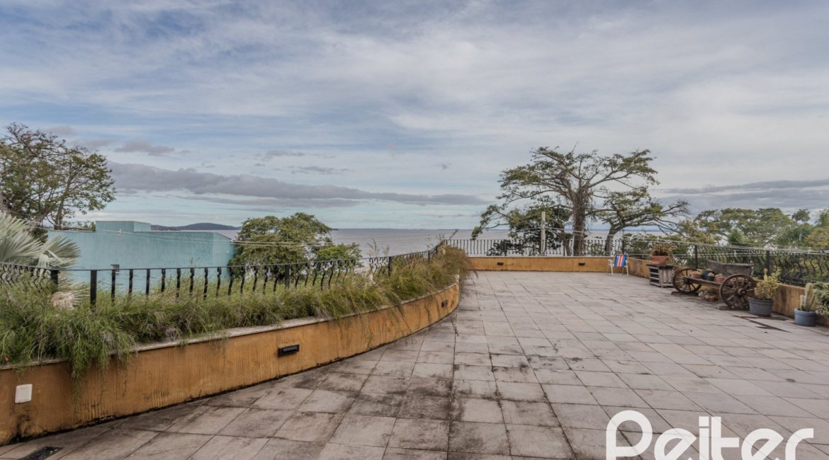 Casa à venda com 450m², 4 dormitórios, 3 suítes, 5 vagas, no bairro Vila Conceição em Porto Alegre