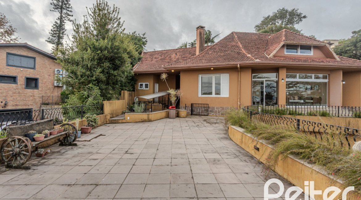 Casa à venda com 450m², 4 dormitórios, 3 suítes, 5 vagas, no bairro Vila Conceição em Porto Alegre