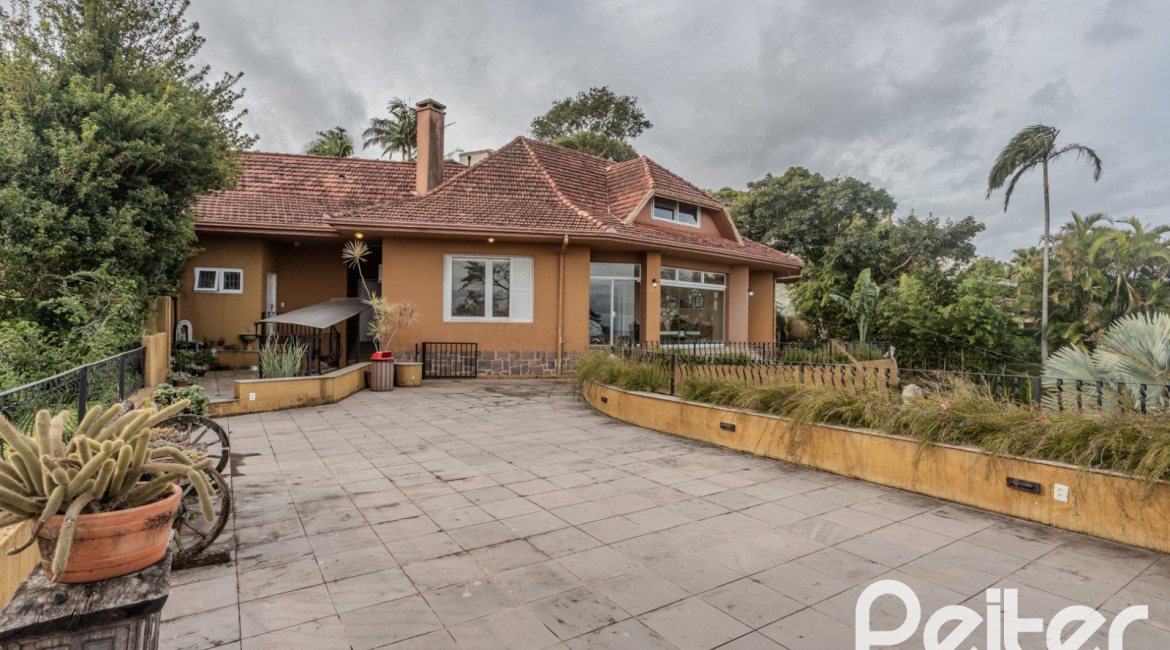 Casa à venda com 450m², 4 dormitórios, 3 suítes, 5 vagas, no bairro Vila Conceição em Porto Alegre