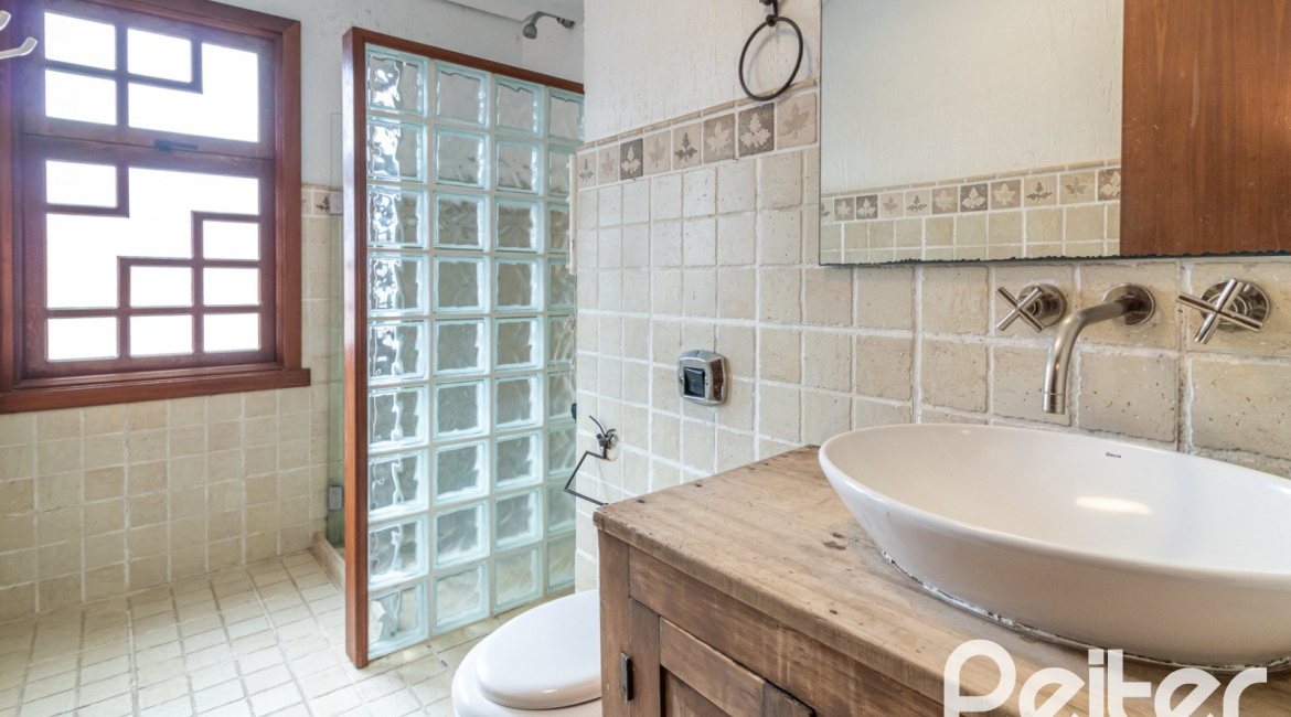 Casa em Condomínio à venda com 176m², 3 dormitórios, 1 suíte, 2 vagas, no bairro Ipanema em Porto Alegre