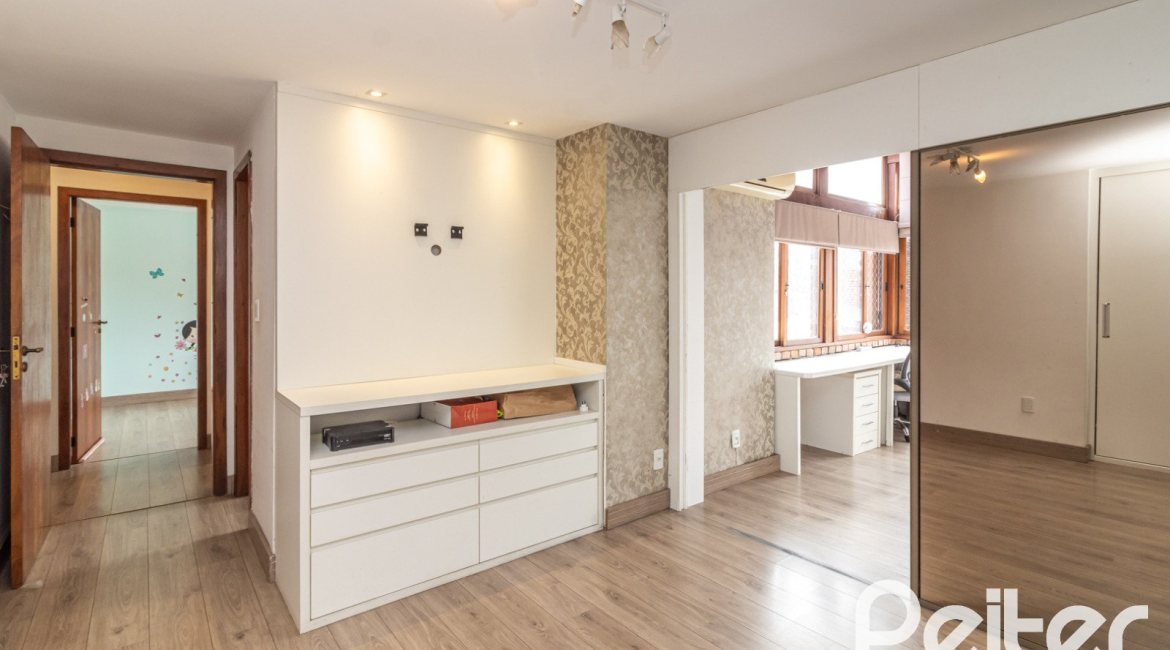 Casa em Condomínio à venda com 176m², 3 dormitórios, 1 suíte, 2 vagas, no bairro Ipanema em Porto Alegre