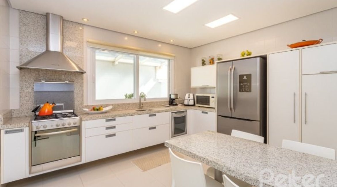 Casa em Condomínio à venda com 253m², 3 dormitórios, 1 suíte, 2 vagas, no bairro Terra Ville em PORTO ALEGRE