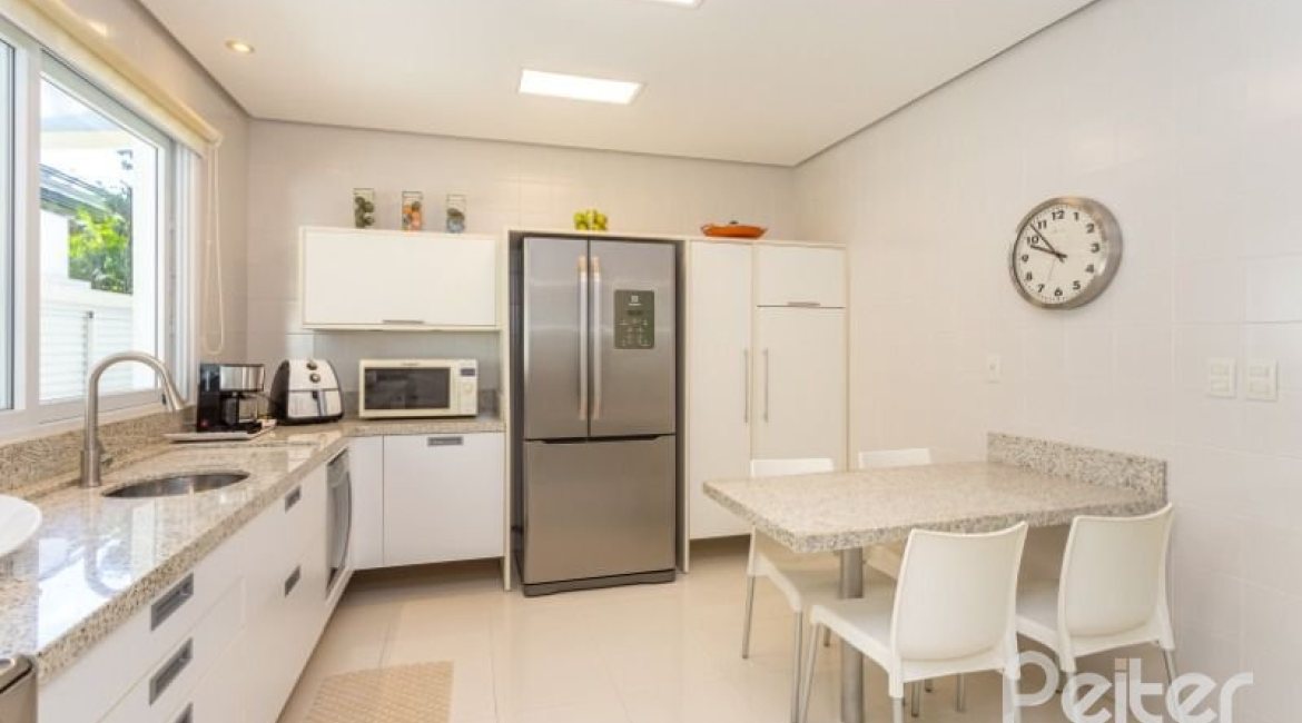 Casa em Condomínio à venda com 253m², 3 dormitórios, 1 suíte, 2 vagas, no bairro Terra Ville em PORTO ALEGRE