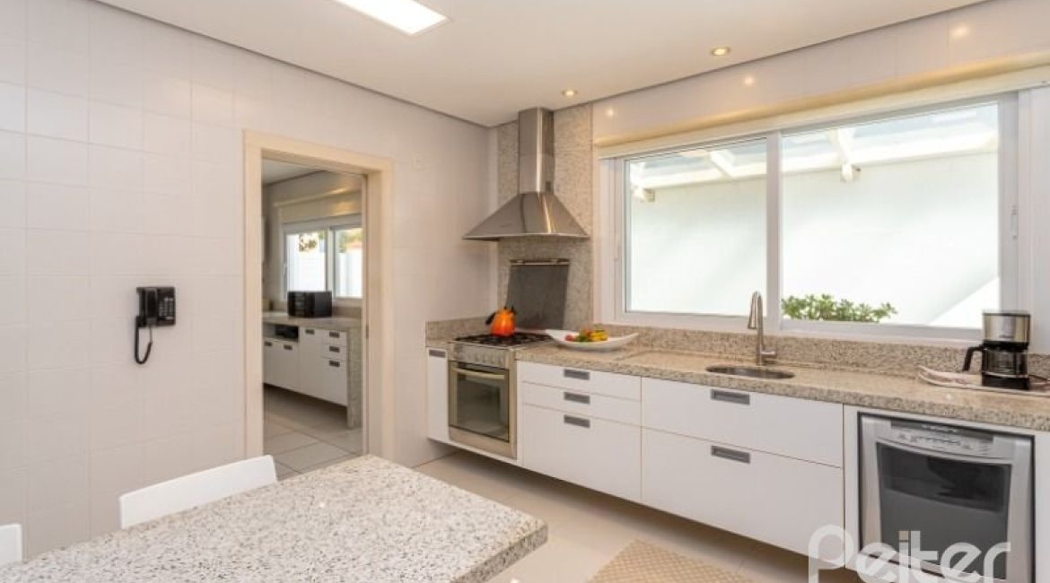 Casa em Condomínio à venda com 253m², 3 dormitórios, 1 suíte, 2 vagas, no bairro Terra Ville em PORTO ALEGRE