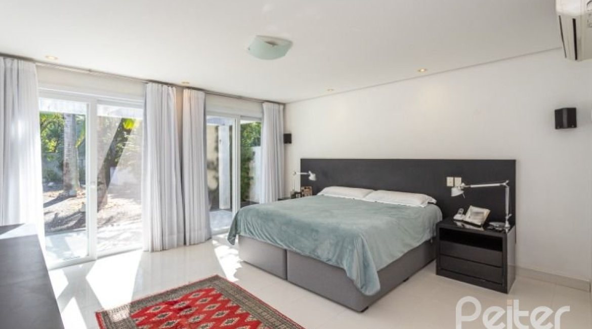 Casa em Condomínio à venda com 253m², 3 dormitórios, 1 suíte, 2 vagas, no bairro Terra Ville em PORTO ALEGRE