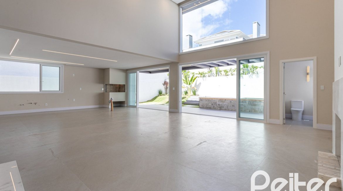 Casa em Condomínio à venda com 387m², 4 dormitórios, 4 suítes, 5 vagas, no bairro Alphaville em PORTO ALEGRE