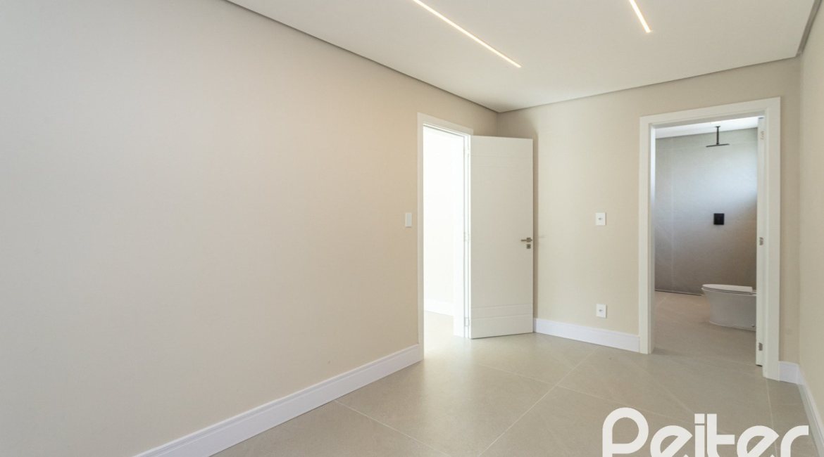 Casa em Condomínio à venda com 387m², 4 dormitórios, 4 suítes, 5 vagas, no bairro Alphaville em PORTO ALEGRE