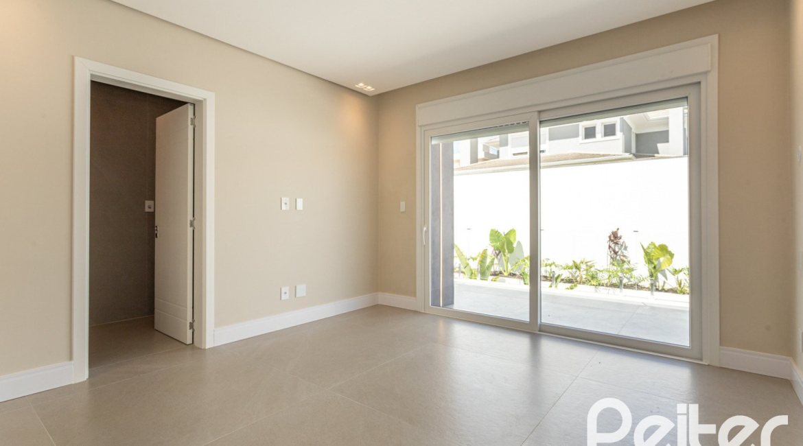 Casa em Condomínio à venda com 387m², 4 dormitórios, 4 suítes, 5 vagas, no bairro Alphaville em PORTO ALEGRE
