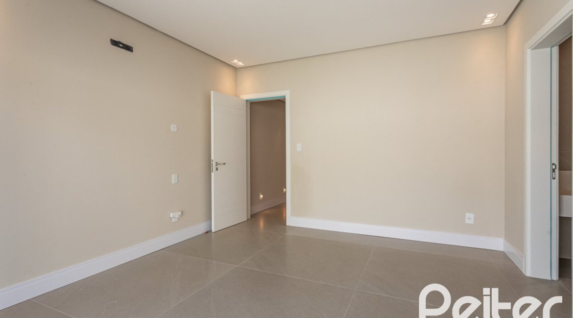 Casa em Condomínio à venda com 387m², 4 dormitórios, 4 suítes, 5 vagas, no bairro Alphaville em PORTO ALEGRE