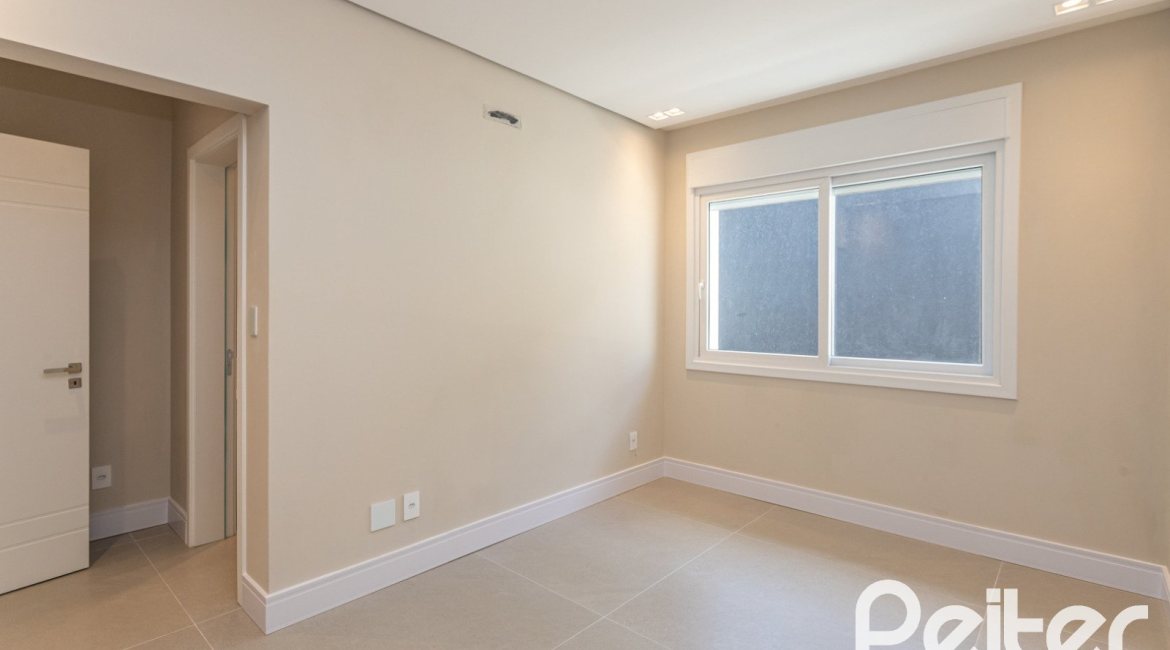 Casa em Condomínio à venda com 387m², 4 dormitórios, 4 suítes, 5 vagas, no bairro Alphaville em PORTO ALEGRE