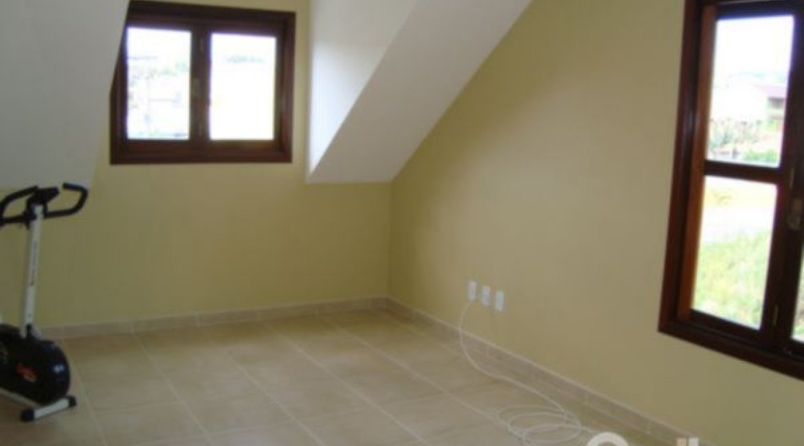 Casa à venda com 150m², 3 dormitórios, 1 suíte, 2 vagas, no bairro Guarujá em Porto Alegre