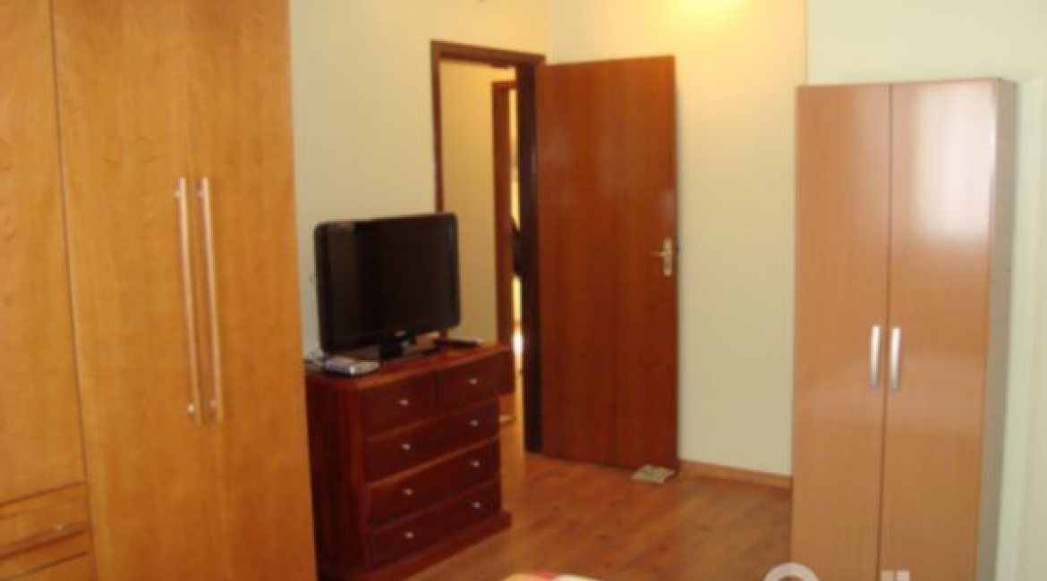 Casa à venda com 150m², 3 dormitórios, 1 suíte, 2 vagas, no bairro Guarujá em Porto Alegre