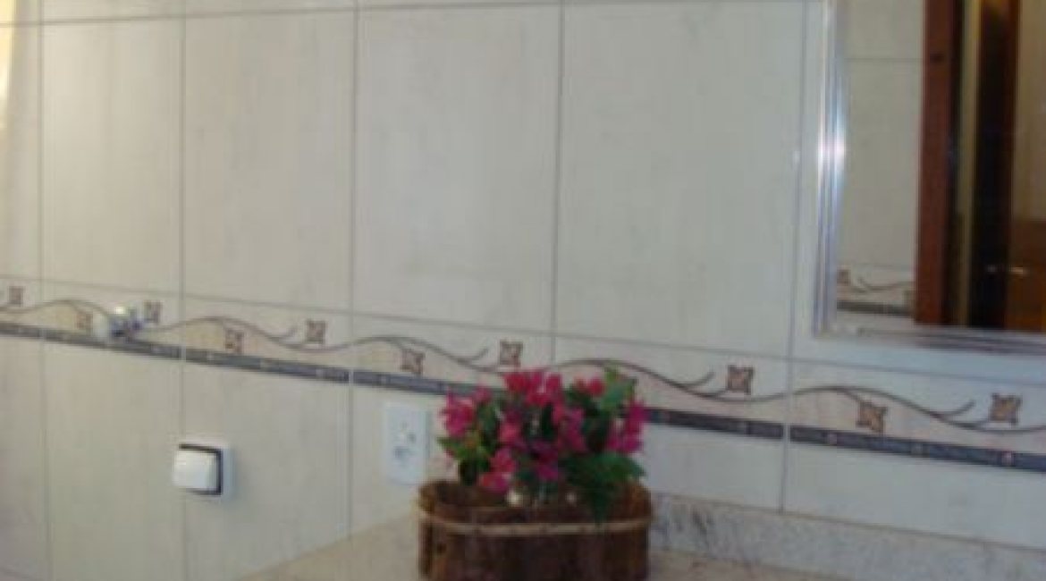 Casa à venda com 150m², 3 dormitórios, 1 suíte, 2 vagas, no bairro Guarujá em Porto Alegre