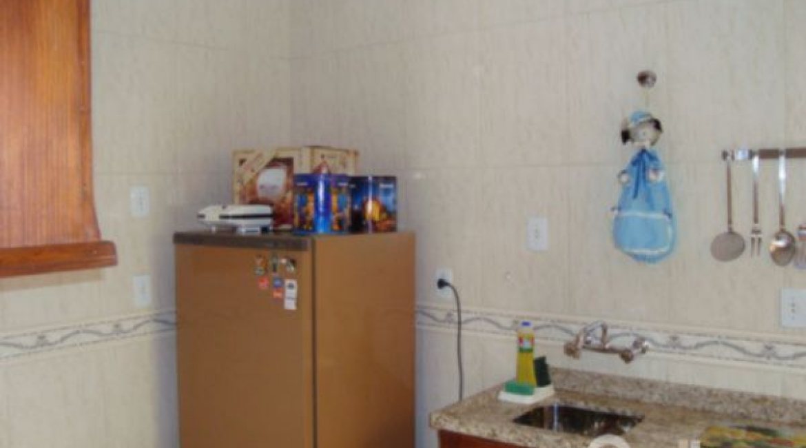 Casa à venda com 150m², 3 dormitórios, 1 suíte, 2 vagas, no bairro Guarujá em Porto Alegre