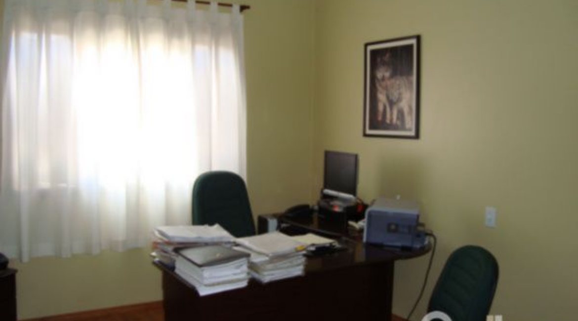 Casa à venda com 150m², 3 dormitórios, 1 suíte, 2 vagas, no bairro Guarujá em Porto Alegre