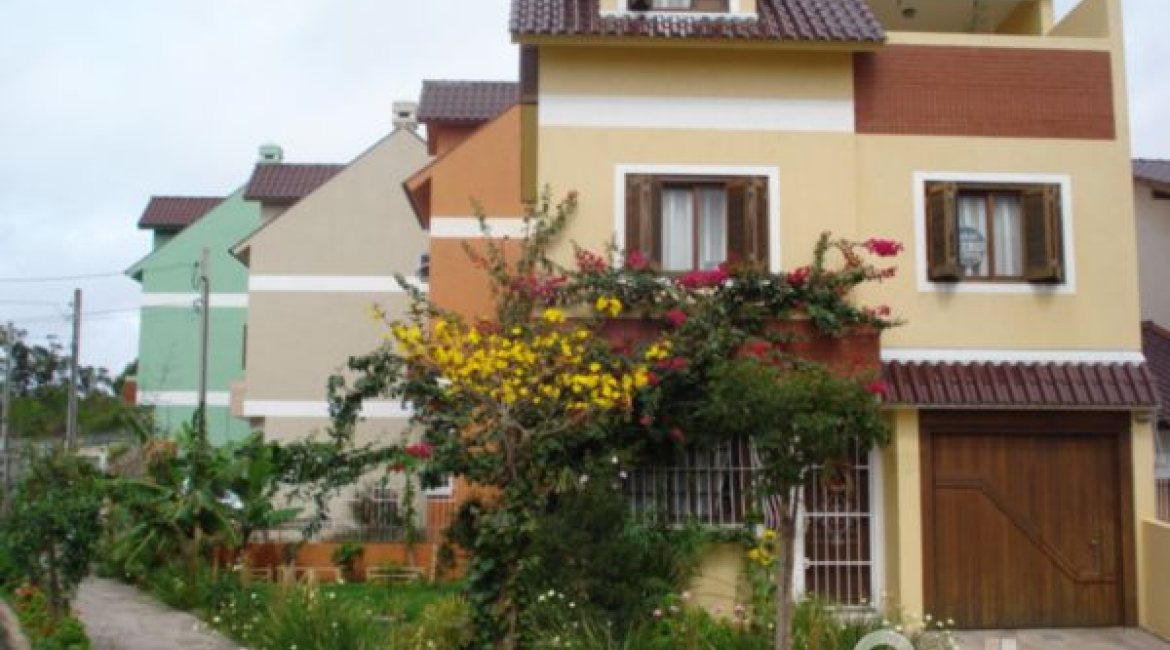 Casa à venda com 150m², 3 dormitórios, 1 suíte, 2 vagas, no bairro Guarujá em Porto Alegre