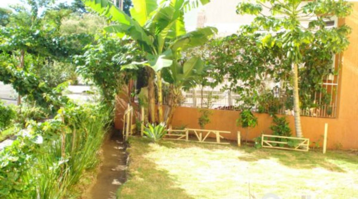 Casa à venda com 150m², 3 dormitórios, 1 suíte, 2 vagas, no bairro Guarujá em Porto Alegre