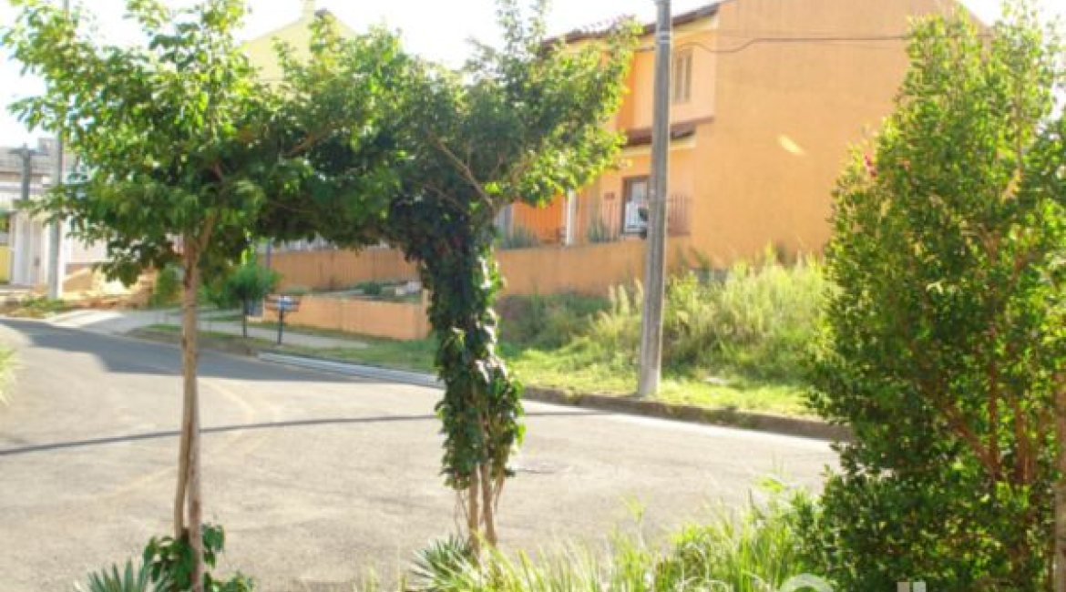 Casa à venda com 150m², 3 dormitórios, 1 suíte, 2 vagas, no bairro Guarujá em Porto Alegre