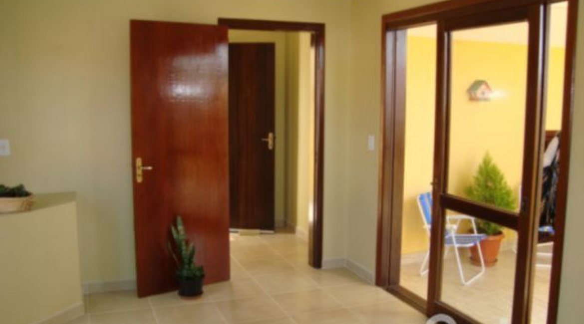 Casa à venda com 150m², 3 dormitórios, 1 suíte, 2 vagas, no bairro Guarujá em Porto Alegre