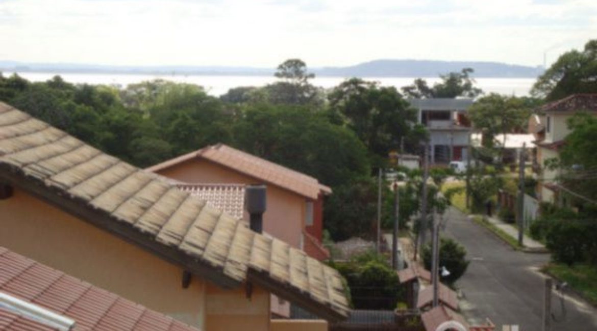 Casa à venda com 150m², 3 dormitórios, 1 suíte, 2 vagas, no bairro Guarujá em Porto Alegre