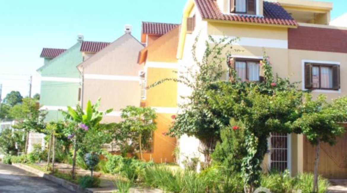 Casa à venda com 150m², 3 dormitórios, 1 suíte, 2 vagas, no bairro Guarujá em Porto Alegre