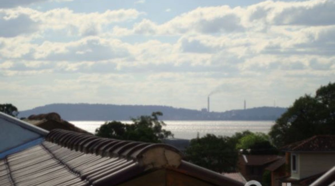 Casa à venda com 150m², 3 dormitórios, 1 suíte, 2 vagas, no bairro Guarujá em Porto Alegre