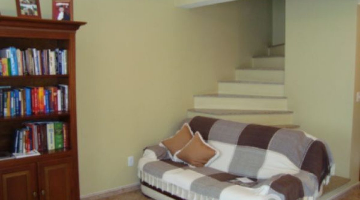 Casa à venda com 150m², 3 dormitórios, 1 suíte, 2 vagas, no bairro Guarujá em Porto Alegre