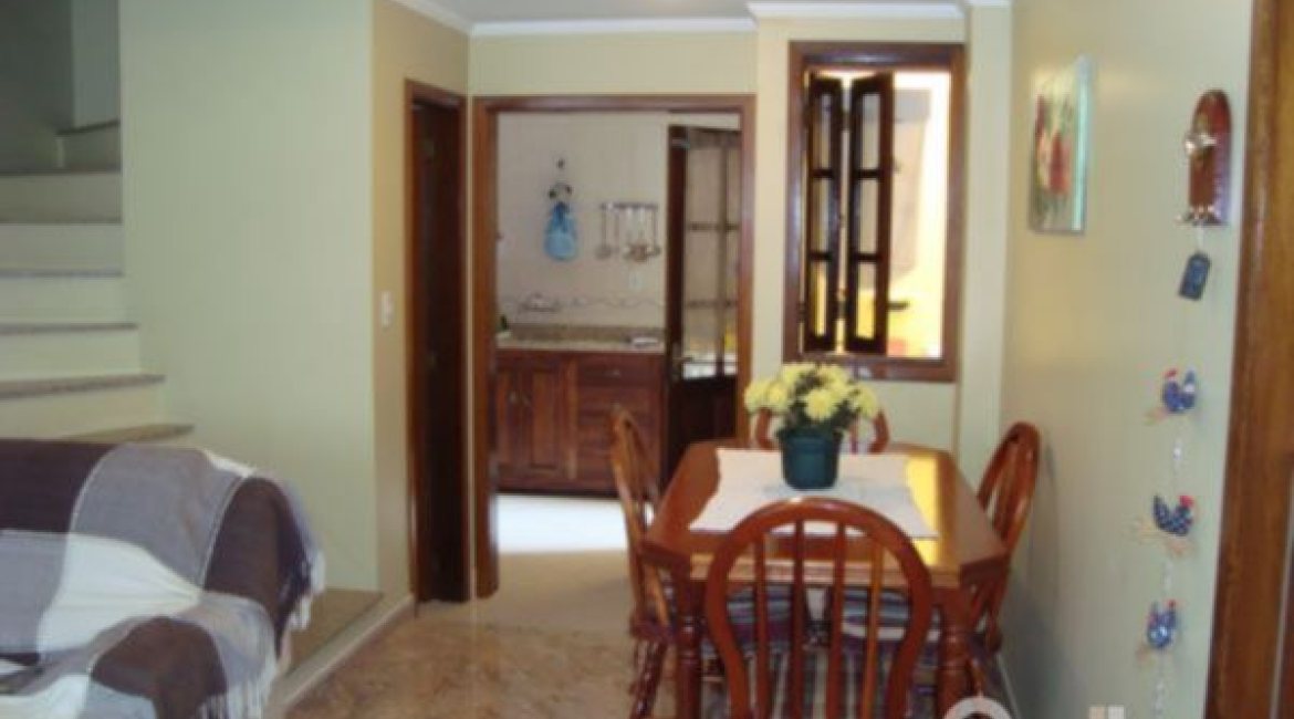 Casa à venda com 150m², 3 dormitórios, 1 suíte, 2 vagas, no bairro Guarujá em Porto Alegre