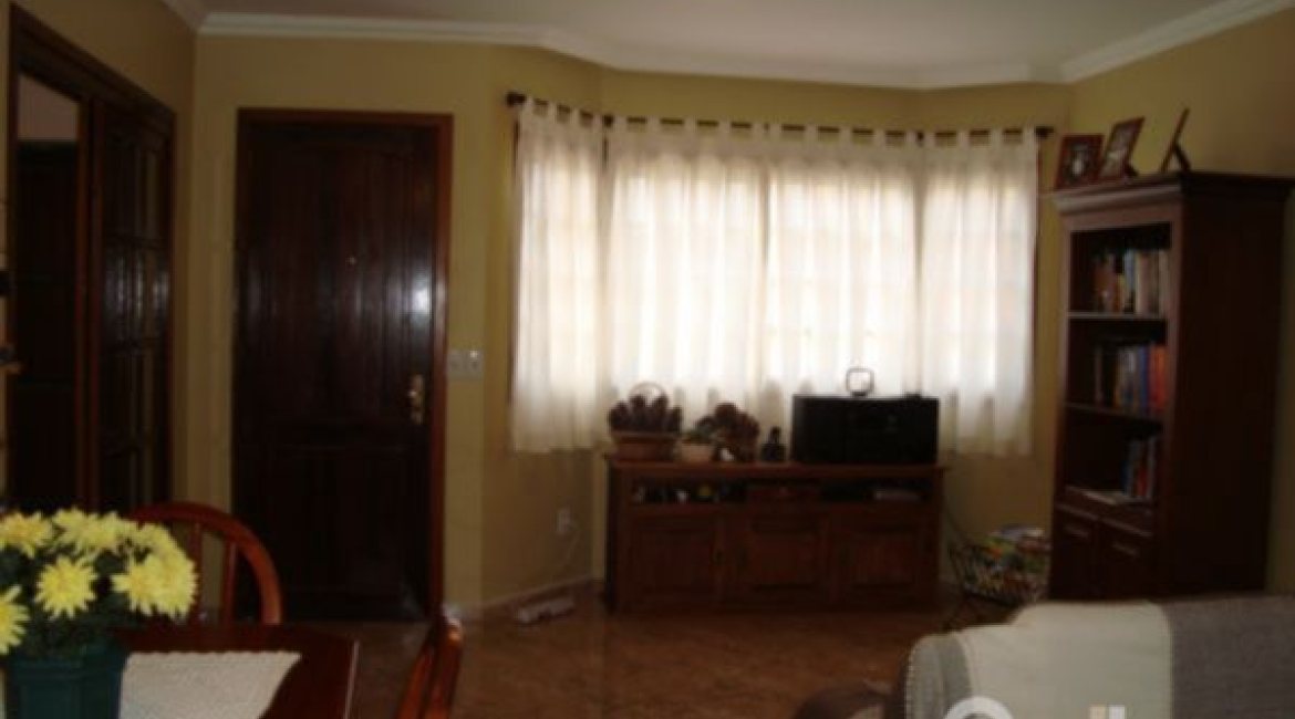 Casa à venda com 150m², 3 dormitórios, 1 suíte, 2 vagas, no bairro Guarujá em Porto Alegre