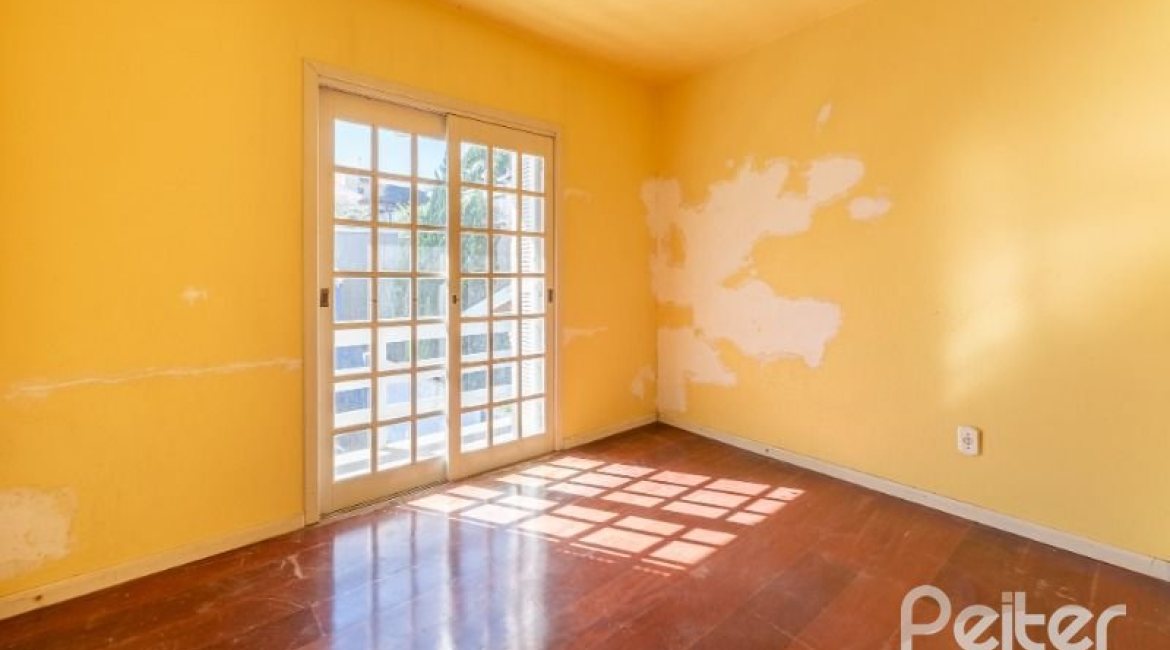 Casa à venda com 142m², 3 dormitórios, 1 suíte, 2 vagas, no bairro Ipanema em Porto Alegre