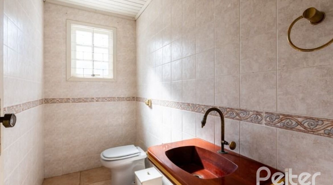 Casa à venda com 142m², 3 dormitórios, 1 suíte, 2 vagas, no bairro Ipanema em Porto Alegre