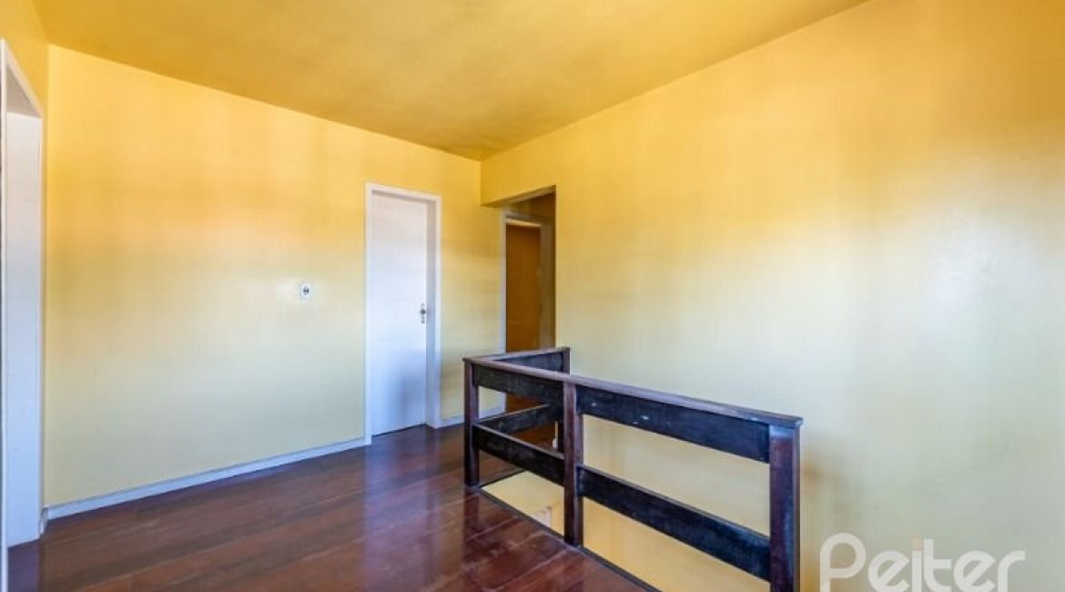 Casa à venda com 142m², 3 dormitórios, 1 suíte, 2 vagas, no bairro Ipanema em Porto Alegre