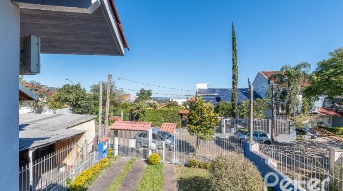 Casa à venda com 142m², 3 dormitórios, 1 suíte, 2 vagas, no bairro Ipanema em Porto Alegre