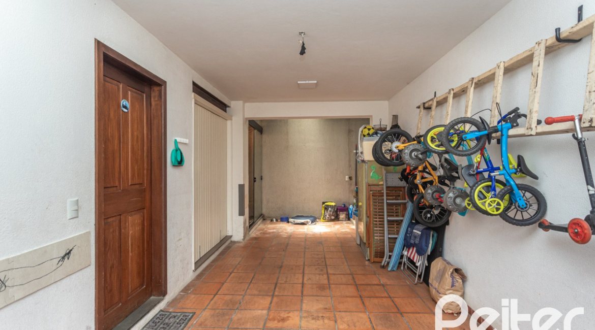 Casa em Condomínio à venda com 143m², 4 dormitórios, 1 suíte, 2 vagas, no bairro Tristeza em Porto Alegre