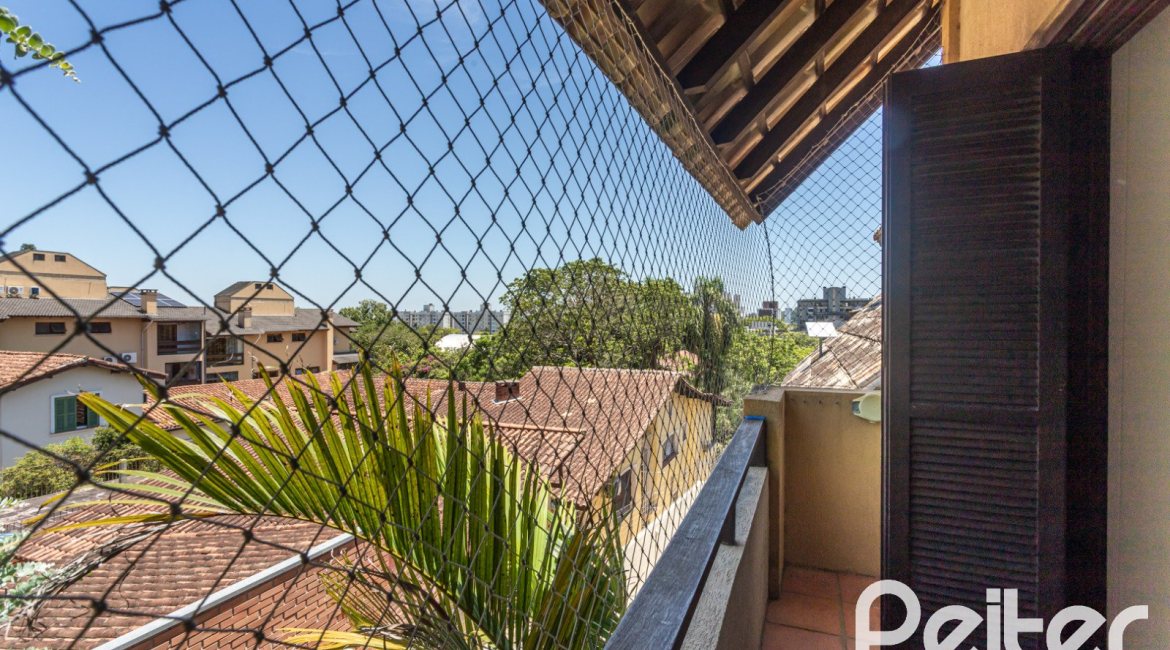 Casa em Condomínio à venda com 143m², 4 dormitórios, 1 suíte, 2 vagas, no bairro Tristeza em Porto Alegre