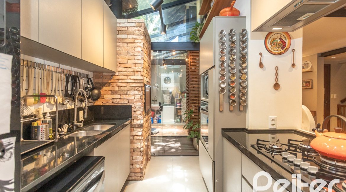 Casa em Condomínio à venda com 143m², 4 dormitórios, 1 suíte, 2 vagas, no bairro Tristeza em Porto Alegre