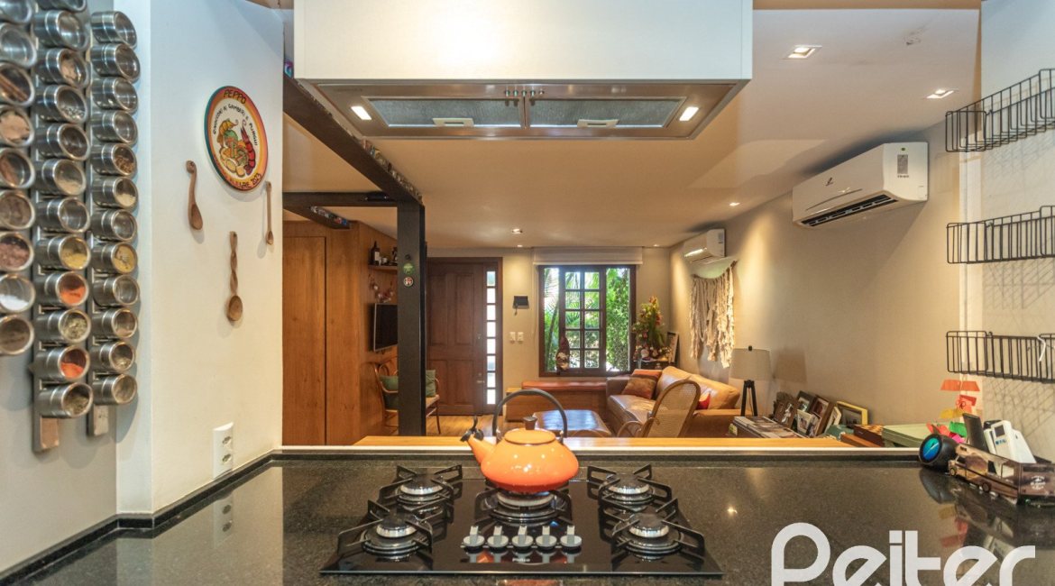 Casa em Condomínio à venda com 143m², 4 dormitórios, 1 suíte, 2 vagas, no bairro Tristeza em Porto Alegre