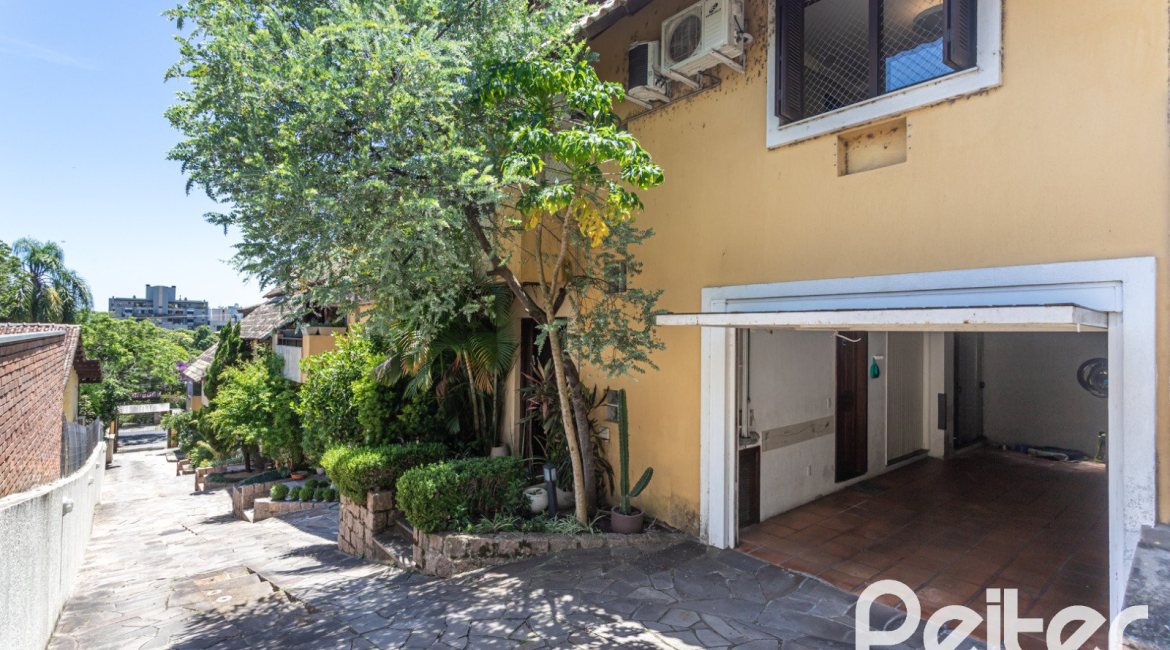 Casa em Condomínio à venda com 143m², 4 dormitórios, 1 suíte, 2 vagas, no bairro Tristeza em Porto Alegre