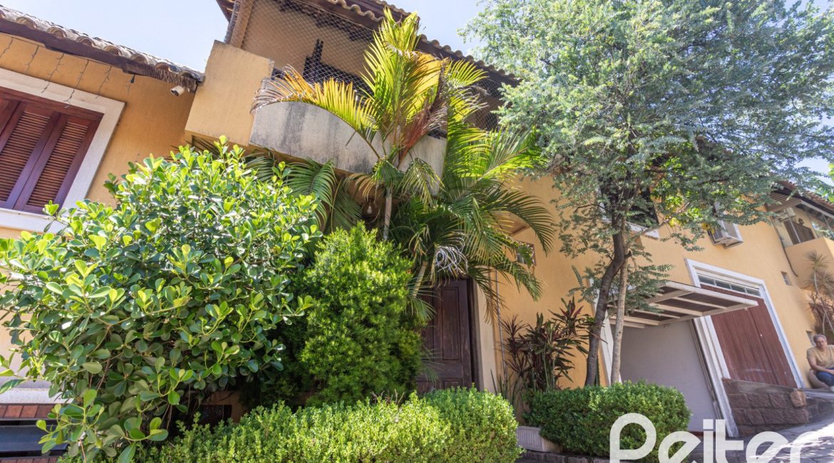 Casa em Condomínio à venda com 143m², 4 dormitórios, 1 suíte, 2 vagas, no bairro Tristeza em Porto Alegre