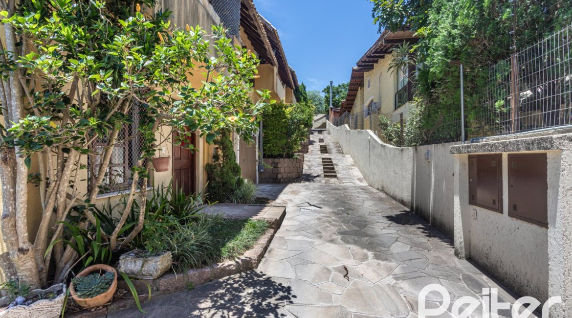 Casa em Condomínio à venda com 143m², 4 dormitórios, 1 suíte, 2 vagas, no bairro Tristeza em Porto Alegre