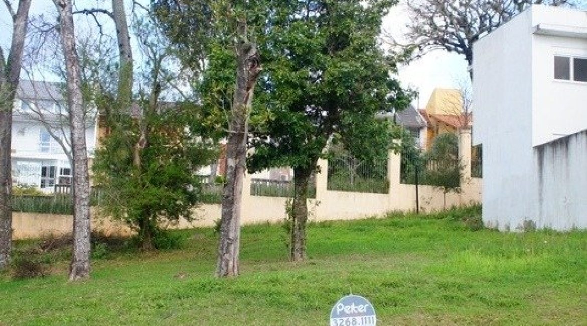 Terreno à venda, no bairro Vila Nova em Porto Alegre