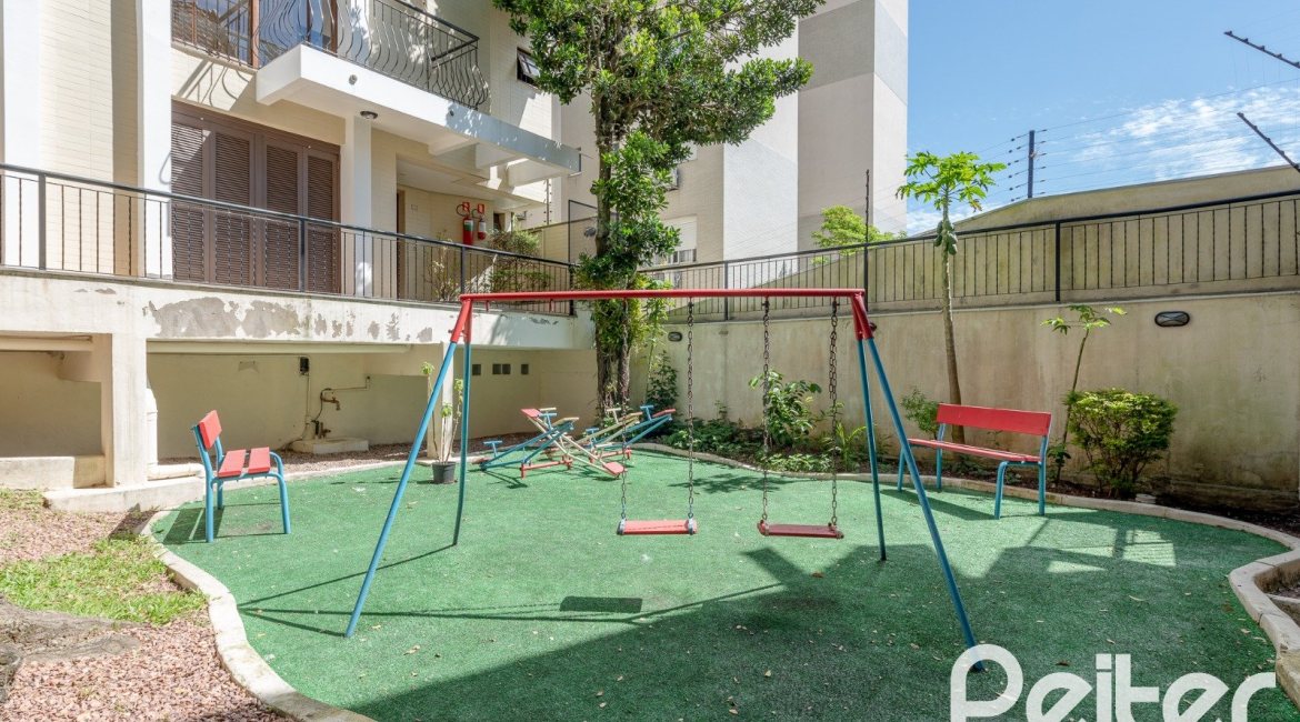 Casa em Condomínio à venda com 179m², 3 dormitórios, 1 suíte, 2 vagas, no bairro Tristeza em Porto Alegre