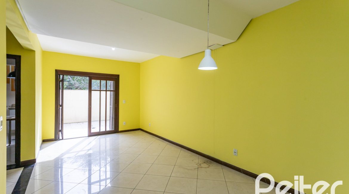 Casa em Condomínio à venda com 179m², 3 dormitórios, 1 suíte, 2 vagas, no bairro Tristeza em Porto Alegre
